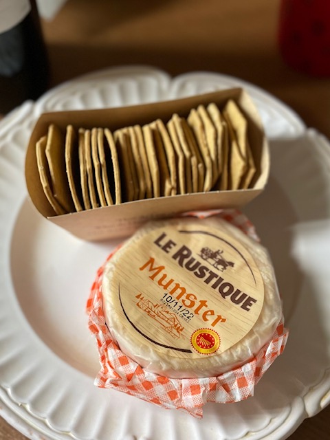 成城石井で買ったフランス産チーズ：マンステールとクラッカー