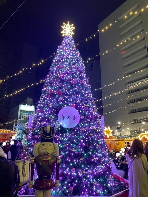 福岡市役所前広場の天神クリスマスマーケットのクリスマスツリー