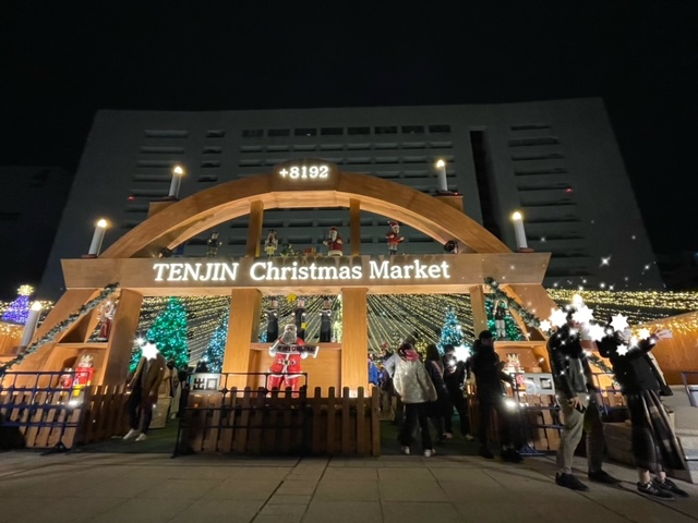 福岡市役所前のクリスマスマーケットの正門