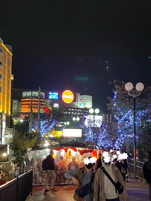 福岡市中洲の屋台街から見たキャナルシティ博多
