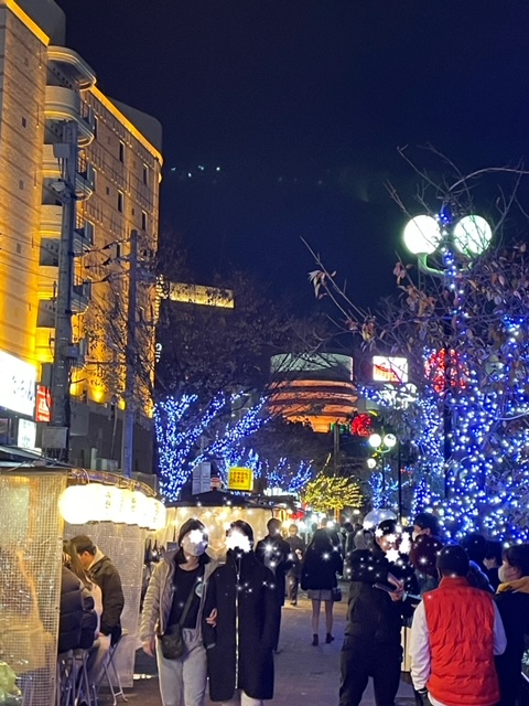 福岡市中洲の屋台街に並ぶ観光客